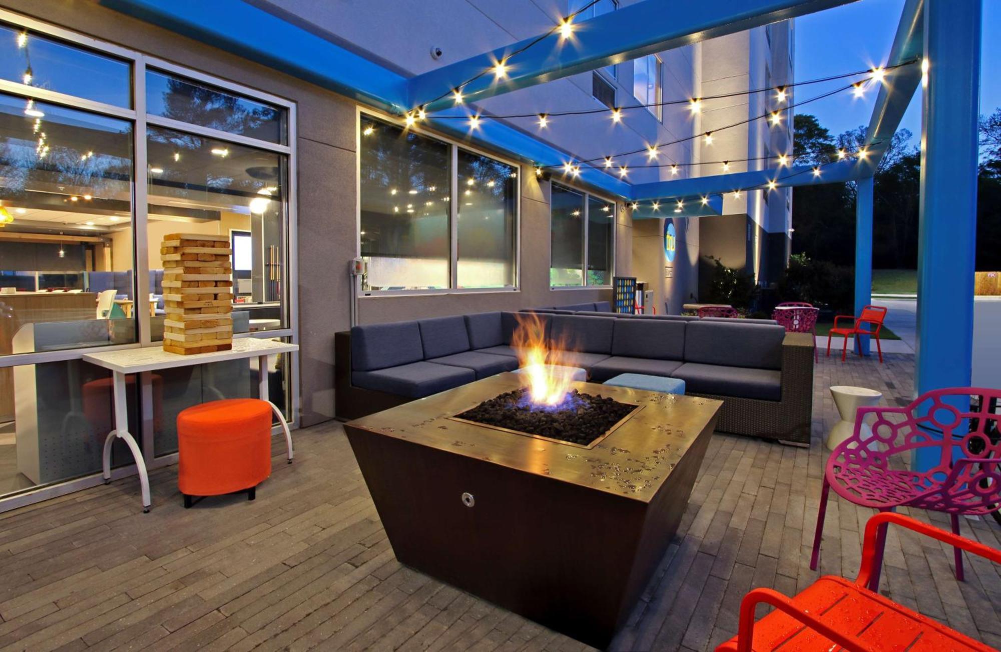 Tru By Hilton Meridian Exterior photo